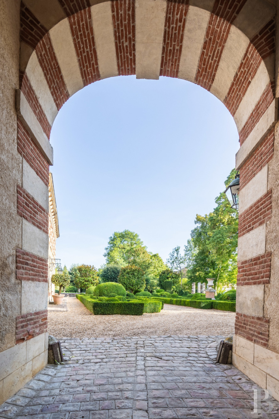 Dans l’Eure, à une heure trente de Paris, un château du 17e siècle et son parc de quarante hectares - photo  n°2